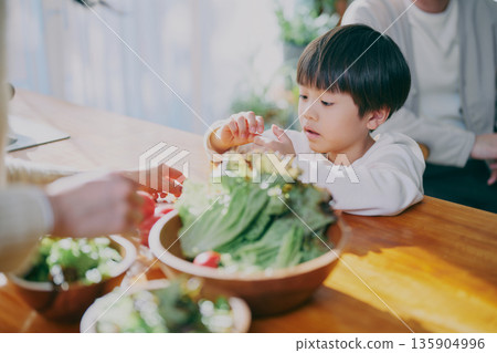 沙拉和孩子們 135904996