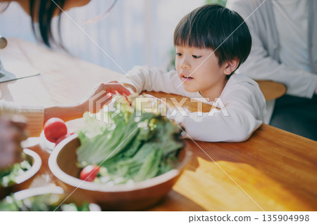 沙拉和孩子們 135904998