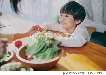 沙拉和孩子們 135904999