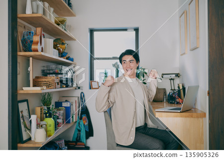 在遠程工作的人 135905326