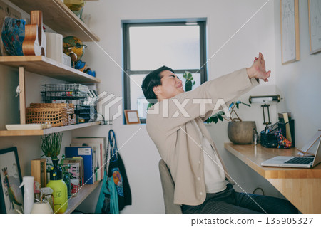 在遠程工作的人 135905327