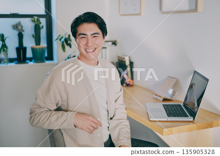 在遠程工作的人 135905328