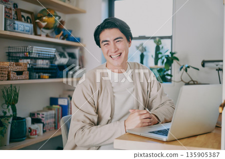 在遠程工作的人 135905387