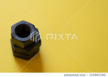 黃色背景上的堅果 黃色背景上的堅果 135905399