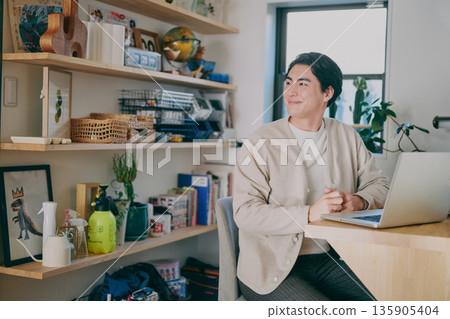 在遠程工作的人 在遠程工作的人 135905404