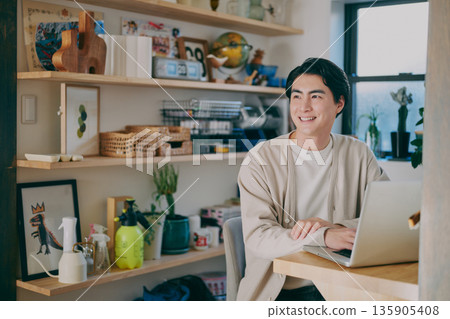 在遠程工作的人 135905408