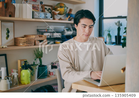 在遠程工作的人 在遠程工作的人 135905409