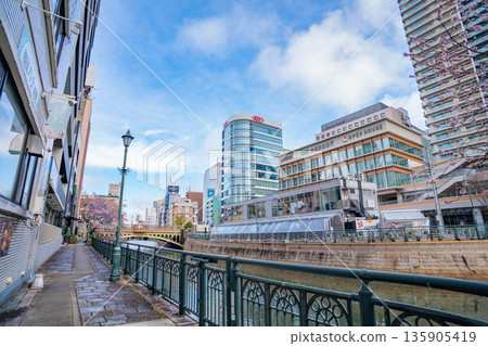 冬天的納屋橋、四季櫻盛開(愛知縣名古屋市) 冬天的納屋橋、四季櫻盛開(愛知縣名古屋市) 135905419
