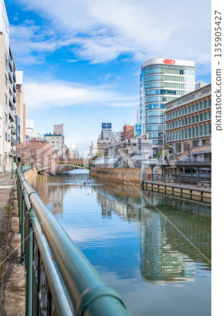 冬天的納屋橋、四季櫻盛開(愛知縣名古屋市) 冬天的納屋橋、四季櫻盛開(愛知縣名古屋市) 135905427
