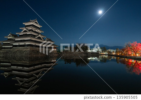 [Night view material] Matsumoto Castle on a clear winter day in the moonlight [Nagano Prefecture] 135905505