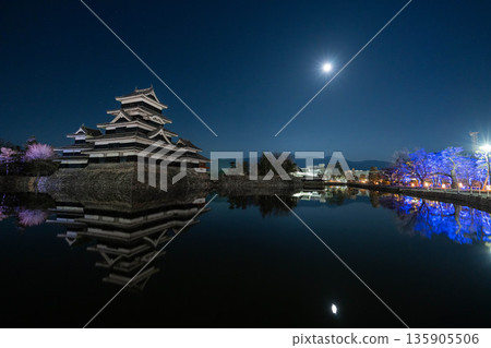 【夜景素材】晴朗冬日月光下的松本城【長野縣】 【夜景素材】晴朗冬日月光下的松本城【長野縣】 135905506