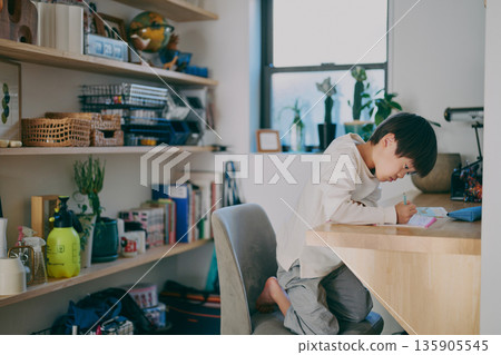 男孩在學習 男孩在學習 135905545