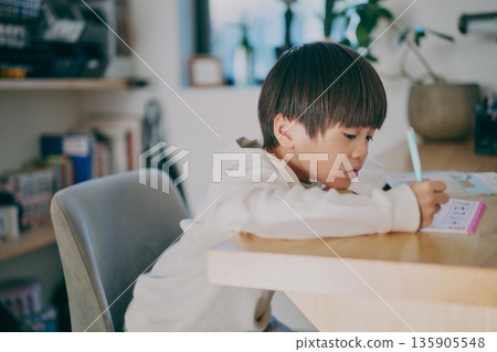 男孩在學習 男孩在學習 135905548
