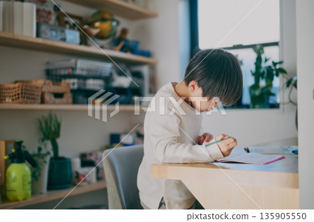男孩在學習 135905550