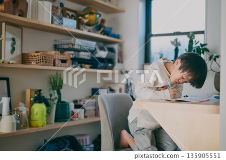 男孩在學習 135905551