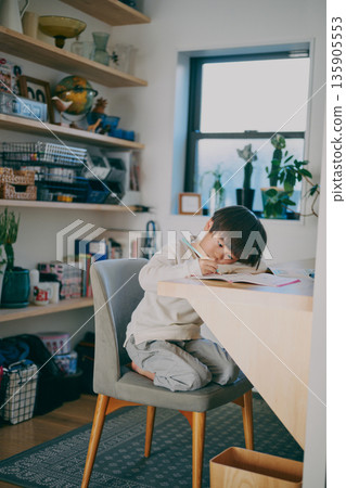 男孩在學習 男孩在學習 135905553