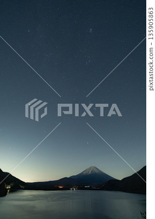 【星空素材】從本棲湖看到的富士山和冬季星座【山梨縣】 135905863