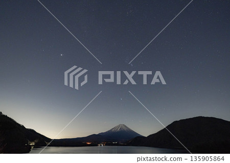 【星空素材】從本棲湖看到的富士山和冬季星座【山梨縣】 135905864