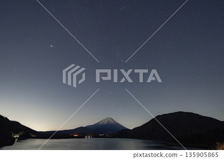 [Starry Sky Material] Mt. Fuji and Winter Constellations as Seen from Lake Motosu [Yamanashi Prefecture] 135905865