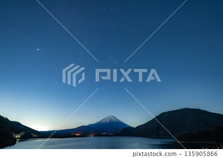 【星空素材】從本棲湖看到的富士山和冬季星座【山梨縣】 【星空素材】從本棲湖看到的富士山和冬季星座【山梨縣】 135905866