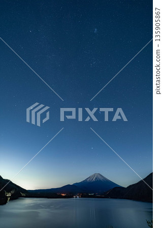 【星空素材】從本棲湖看到的富士山和冬季星座【山梨縣】 135905867
