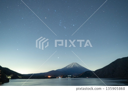 【星空素材】從本棲湖看到的富士山和冬季星座【山梨縣】 【星空素材】從本棲湖看到的富士山和冬季星座【山梨縣】 135905868