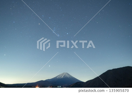 [Starry Sky Material] Mt. Fuji and Winter Constellations as Seen from Lake Motosu [Yamanashi Prefecture] 135905870