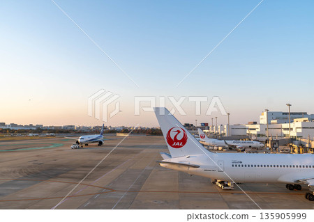 福岡機場客機傍晚 福岡機場客機傍晚 135905999