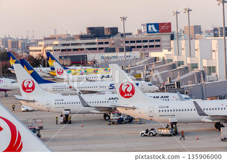 福岡機場客機傍晚 135906000