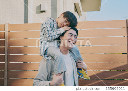 父母和孩子的肩膀車 父母和孩子的肩膀車 135906011