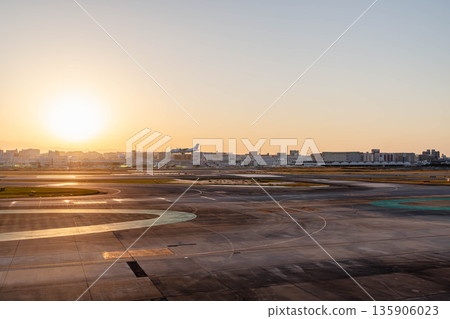 福岡機場跑道傍晚日落 135906023