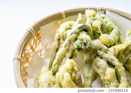 什錦野菜天婦羅：芋頭、豇豆、越山菜、蜂斗菜。 135906328