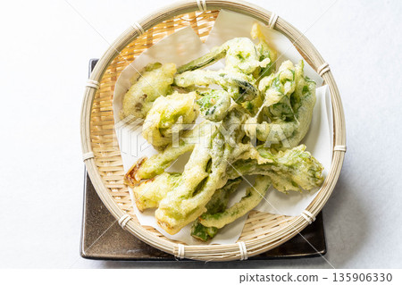Assorted wild vegetable tempura: taros, kogomi, koshiabura, and butterbur Assorted wild vegetable tempura: taros, kogomi, koshiabura, and butterbur 135906330