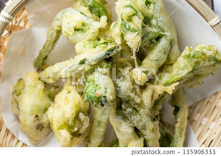 Assorted wild vegetable tempura: taros, kogomi, koshiabura, and butterbur Assorted wild vegetable tempura: taros, kogomi, koshiabura, and butterbur 135906333