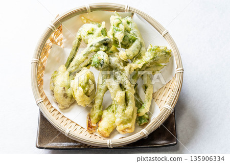 Assorted wild vegetable tempura: taros, kogomi, koshiabura, and butterbur Assorted wild vegetable tempura: taros, kogomi, koshiabura, and butterbur 135906334