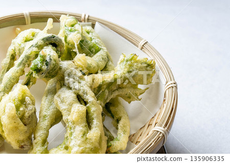 Assorted wild vegetable tempura: taros, kogomi, koshiabura, and butterbur Assorted wild vegetable tempura: taros, kogomi, koshiabura, and butterbur 135906335