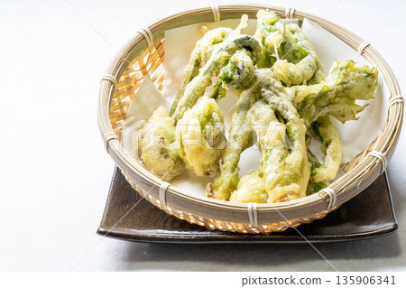 Assorted wild vegetable tempura: taros, kogomi, koshiabura, and butterbur 135906341