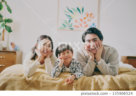 一家人躺在床上 135906524