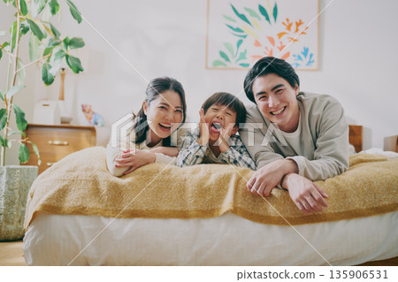 一家人躺在床上 135906531