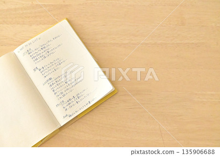 筆記本上寫的「不做清單」和自我提升習慣 筆記本上寫的「不做清單」和自我提升習慣 135906688
