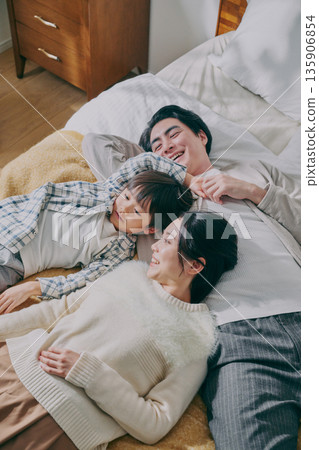 一家人躺在床上 一家人躺在床上 135906854