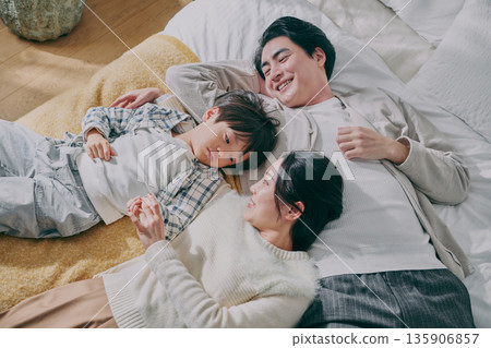 一家人躺在床上 一家人躺在床上 135906857