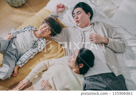 一家人躺在床上 一家人躺在床上 135906861