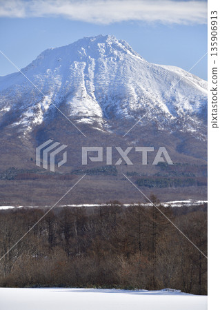冬季在北海道森町拍攝駒岳的雪景 冬季在北海道森町拍攝駒岳的雪景 135906913