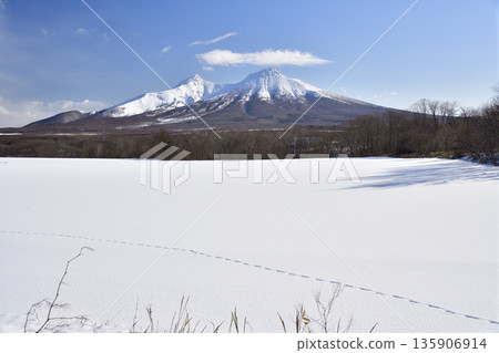 冬季在北海道森町拍攝駒岳的雪景 冬季在北海道森町拍攝駒岳的雪景 135906914