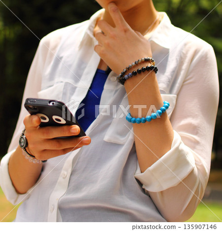 A woman thinking with a smartphone 135907146