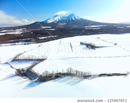 冬季北海道森町雪原與駒嶽山的空拍照片 冬季北海道森町雪原與駒嶽山的空拍照片 135907651