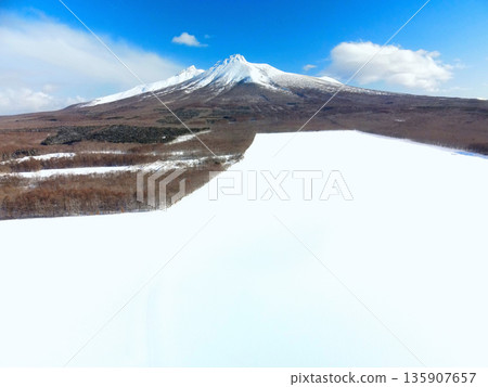 冬季北海道森町雪原與駒嶽山的空拍照片 冬季北海道森町雪原與駒嶽山的空拍照片 135907657