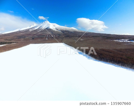 冬季北海道森町雪原與駒嶽山的空拍照片 135907660