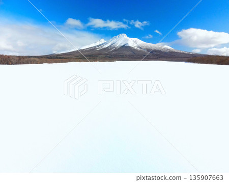 冬季北海道森町雪原與駒嶽山的空拍照片 冬季北海道森町雪原與駒嶽山的空拍照片 135907663